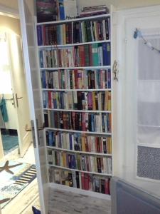 a book shelf filled with lots of books at Heidi`s Ferienhaus in Mittenaar