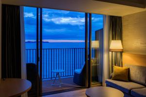um quarto de hotel com vista para o oceano em Atami Korakuen Hotel em Atami