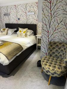 1 dormitorio con 1 cama y 1 silla en Harrogate Self Catering -Garden Mews en Harrogate