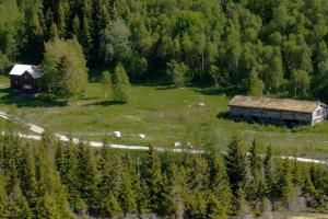 an aerial view of a cabin in a field with trees at Seterstue i Beiarn - Beiarn Lodge in Beiarn