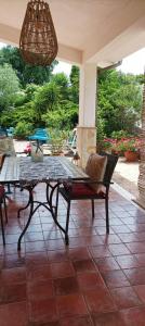 a patio with a table and chairs on a patio at Casa Mimosa Holiday Room in Sperlonga