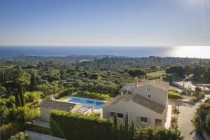 una vista aérea de una villa con piscina y el océano en Villa Ylenia, en Argostoli