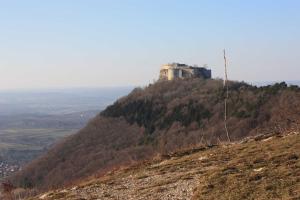 um castelo no topo de uma colina em Gästehaus Marion em Dettingen an der Erms