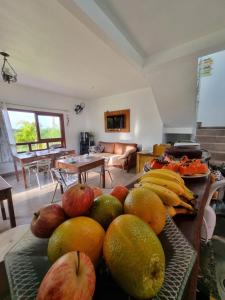 una mesa con fruta en la cocina en Chalés Ilha da Mata Pousada, en Florianópolis