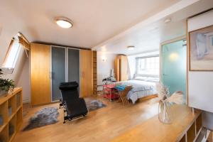 a bedroom with a bed and a desk and a chair at Charming 1Bed in Kings Cross in London