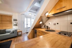 a kitchen with a sink and a couch at Charming 1Bed in Kings Cross in London