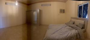 a room with a bed and a door in it at طيبة الطيبة in Al Madinah