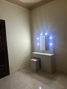 a bathroom with a sink and a mirror on the wall at طيبة الطيبة in Al Madinah