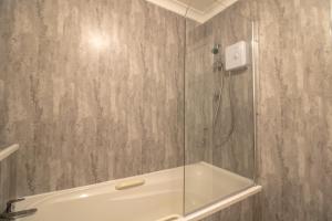 a bathroom with a shower with a glass enclosure at Great prices on long stays!-Luna Apartments Washington in Washington