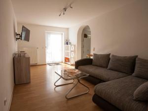 - un salon avec un canapé et une table basse dans l'établissement Haus Karle, à Ettenheim