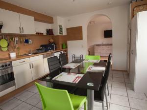- une cuisine avec une table et des chaises dans la chambre dans l'établissement Haus Karle, à Ettenheim
