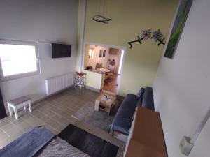 sala de estar con sofá y mesa en APARTMA ZADNIKAR, en Preddvor