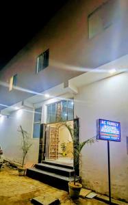 uma casa com um sinal em frente em Hotel diamond tree by dream homes group em Agra