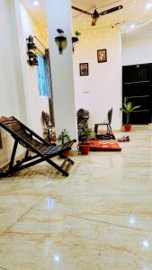 una stanza con amaca al centro di Hotel diamond tree by dream homes group ad Agra