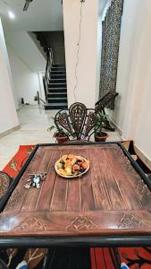 un plato de comida sobre una mesa de madera en Hotel diamond tree by dream homes group, en Agra