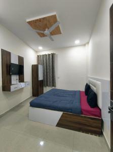 una camera con letto e ventilatore a soffitto di Hotel diamond tree by dream homes group ad Agra