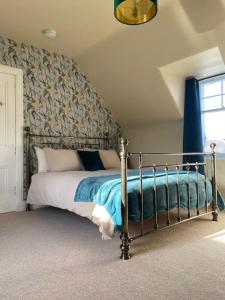 Tempat tidur dalam kamar di Signalman's Cottage in Clachnaharry