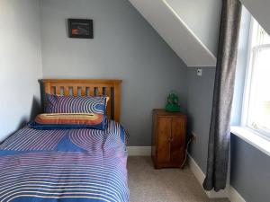 Tempat tidur dalam kamar di Signalman's Cottage in Clachnaharry