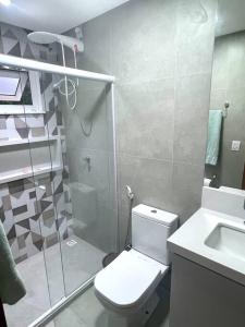 ein Bad mit einer Dusche, einem WC und einem Waschbecken in der Unterkunft Casa 05 suítes, piscina e natureza in Mata de Sao Joao