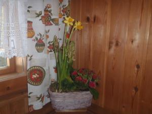 una cesta con flores en ella sentada en una mesa en Wildererhütte 240 Jahre alt 