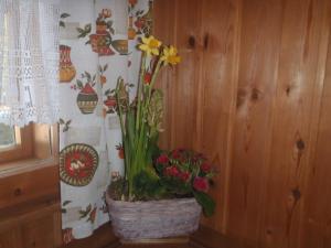 a basket with flowers in it sitting on a table at Wildererhütte 240 Jahre alt 