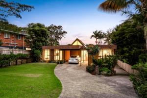 uma casa com um carro estacionado na entrada em Entire house with pool, spa em Auckland