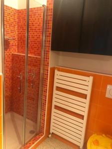 eine Dusche mit Glastür im Bad in der Unterkunft Maxsi Apartment in Florenz
