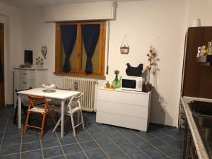 eine kleine Küche mit einem Tisch und einer Mikrowelle in der Unterkunft Maxsi Apartment in Florenz