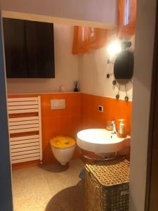 ein Bad mit einem WC und einem Waschbecken in der Unterkunft Maxsi Apartment in Florenz