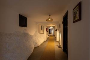 a hallway with white walls and a hallway with at Hotel Tugasa Arco de la Villa in Zahara de la Sierra