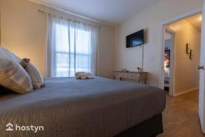a bedroom with a bed with a teddy bear on it at Incredible apartment just 15 minutes from Disney in Kissimmee
