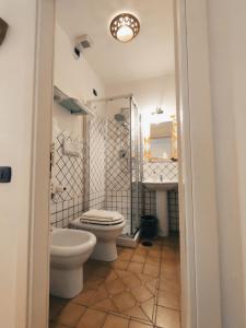 bagno con servizi igienici e lavandino di Casa Fasano Amalfi Coast a Vietri