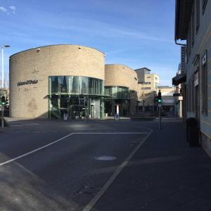 uma rua vazia em frente a um grande edifício em Martini Pension Rammert em Großbettlingen