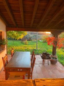 un tavolo e sedie di legno su un patio di Casa Galatea con jardín junto al pueblo a Villanueva de la Vera