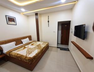 Een bed of bedden in een kamer bij Hotel AnantShree