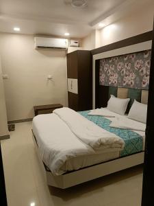 twee bedden in een hotelkamer met bij KS PAYING GUEST HOUSE in Varanasi