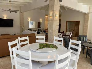 ein Wohnzimmer mit einem weißen Tisch und Stühlen in der Unterkunft Seasideserenity Luxury Villa Steps From The Beach in La Romana
