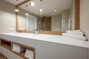 łazienka z umywalką i dużym lustrem w obiekcie Marina Royale Darłowo - Apartamenty Vista Mar nad morzem w mieście Darłowo