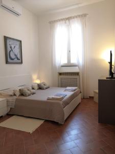 a bedroom with a large bed and a window at Empoli Campagna, Appartamento Indipendente con giardino 500 mq e piscina privati in Empoli