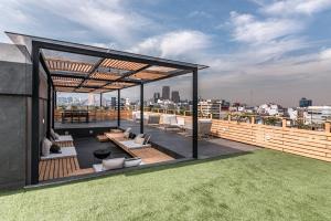 メキシコシティにあるOnmood Polanco by HiHab New Opening 2024の市街の景色を望む屋上パティオ(家具付)