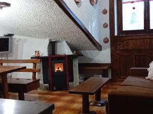a living room with a wood stove in a room at Tosa Inn in Miroglio