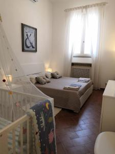a small bedroom with a bed and a window at Empoli Campagna, Appartamento Indipendente con giardino 500 mq e piscina privati in Empoli