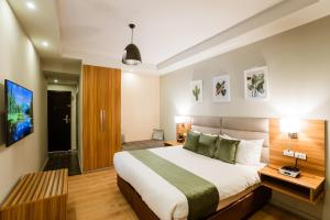 Giường trong phòng chung tại Monarch Hotel +29 ảnh