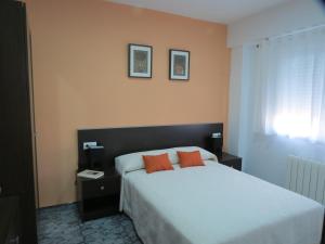 Giường trong phòng chung tại Apartamentos Turisticos Ca Ramon