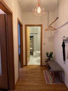 un couloir avec une porte menant à une salle de bains. dans l'établissement BELIEBT Zentrales & ruhiges Innenstadtapartment, à Halle-sur-Saale