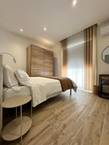 1 dormitorio con 1 cama grande y 1 silla en Tan-Nanniet Two Bedroom Apartment, en Marsaxlokk