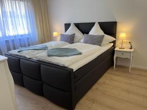 uma cama grande com duas almofadas num quarto em Ferienwohnung Furtwängler em Ettenheim