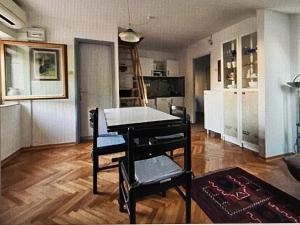 - un salon avec une table et des chaises dans l'établissement Ferienglück unterm Dach, à Poreč