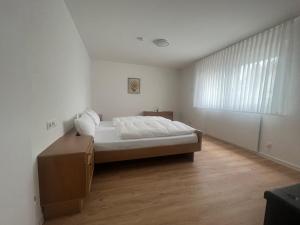 ein Schlafzimmer mit einem Bett und einem großen Fenster in der Unterkunft Eisvogel-Apartment in Rust in Rust