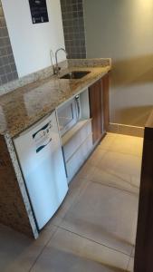 une petite cuisine avec un évier et un réfrigérateur dans l'établissement Hospedagem para até 8 pessoas no Enjoy Olimpia Park Resort, à Olímpia